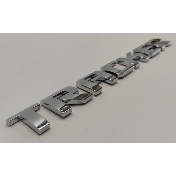 Emblema Tampa Traseira Gm Tracker 1.2 Turbo 2023 Prateado