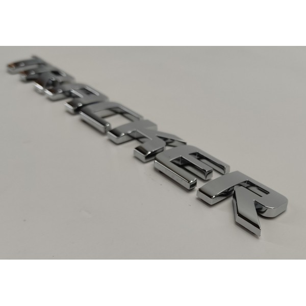 Emblema Tampa Traseira Gm Tracker 1.2 Turbo 2023 Prateado