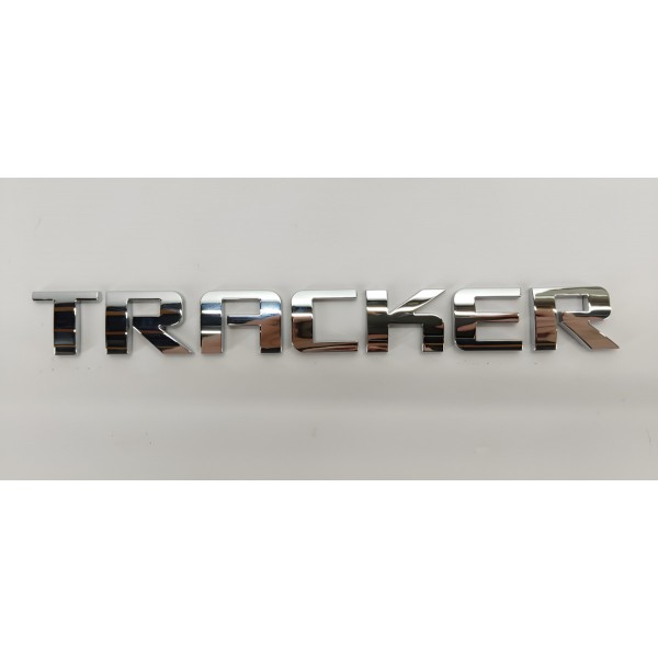 Emblema Tampa Traseira Gm Tracker 1.2 Turbo 2023 Prateado