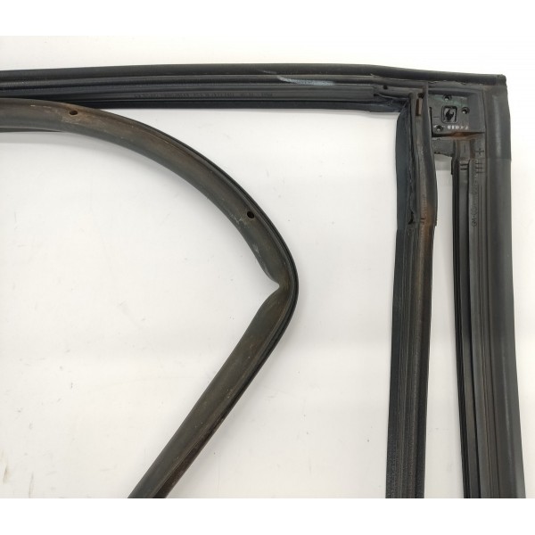 Borracha Fixa Porta T.d Gm Tracker 1.2 Turbo 2023 Preto