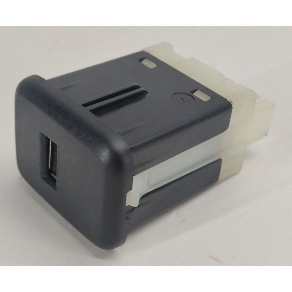 Usb Traseiro Gm Tracker 1.2 Turbo 2023 13536589 Preto