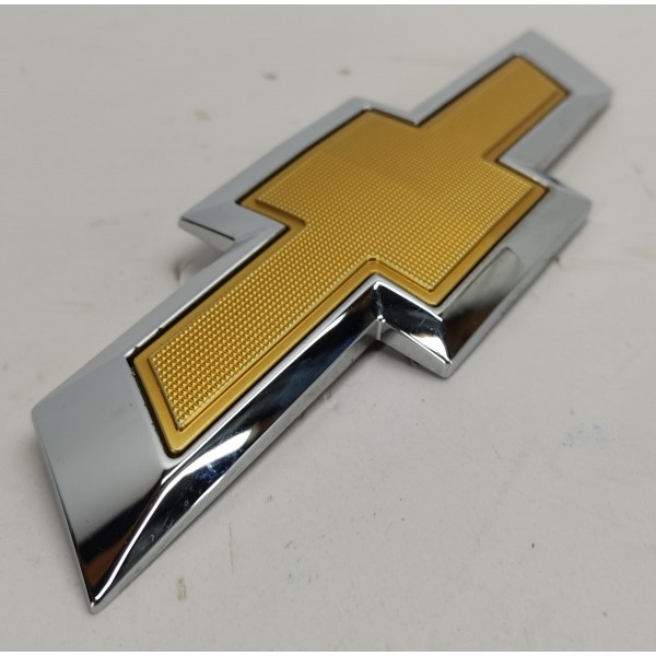 Emblema Tampa Traseira Gm Tracker 1.2 2023 Dourado