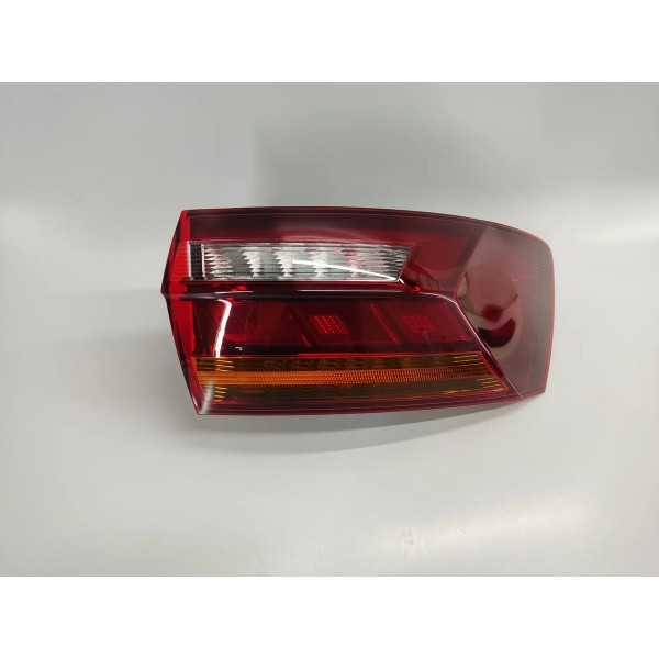 Lanterna Direta Volkswagen Jetta Gli 2026 17a945096c Direito/passageiro Vermelho
