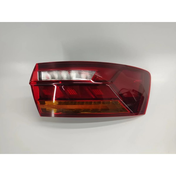 Lanterna Direta Volkswagen Jetta Gli 2026 17a945096c Direito/passageiro Vermelho