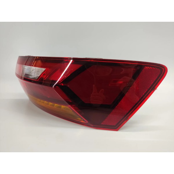 Lanterna Direta Volkswagen Jetta Gli 2026 17a945096c Direito/passageiro Vermelho