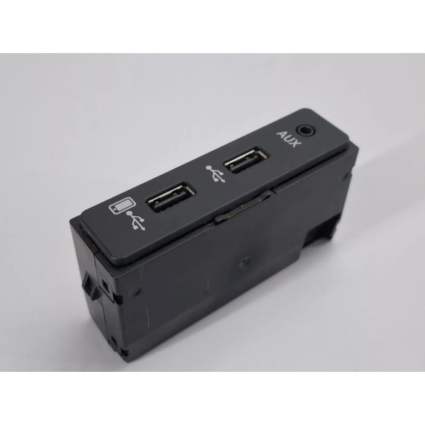 Entrada Usb Aux Audi Tt Coupe 2016 8s0035736 Preto